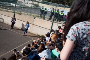 Fotografía de Cristina Valido hablando con los alumnos del instituto de El Sobradillo