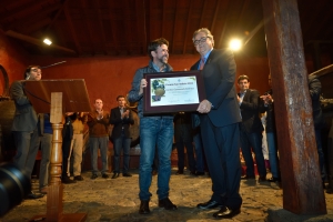 El presidente del Cabildo, Carlos Alonso, entrega el Premio San Andrés al restaurador Carlos Gamonal