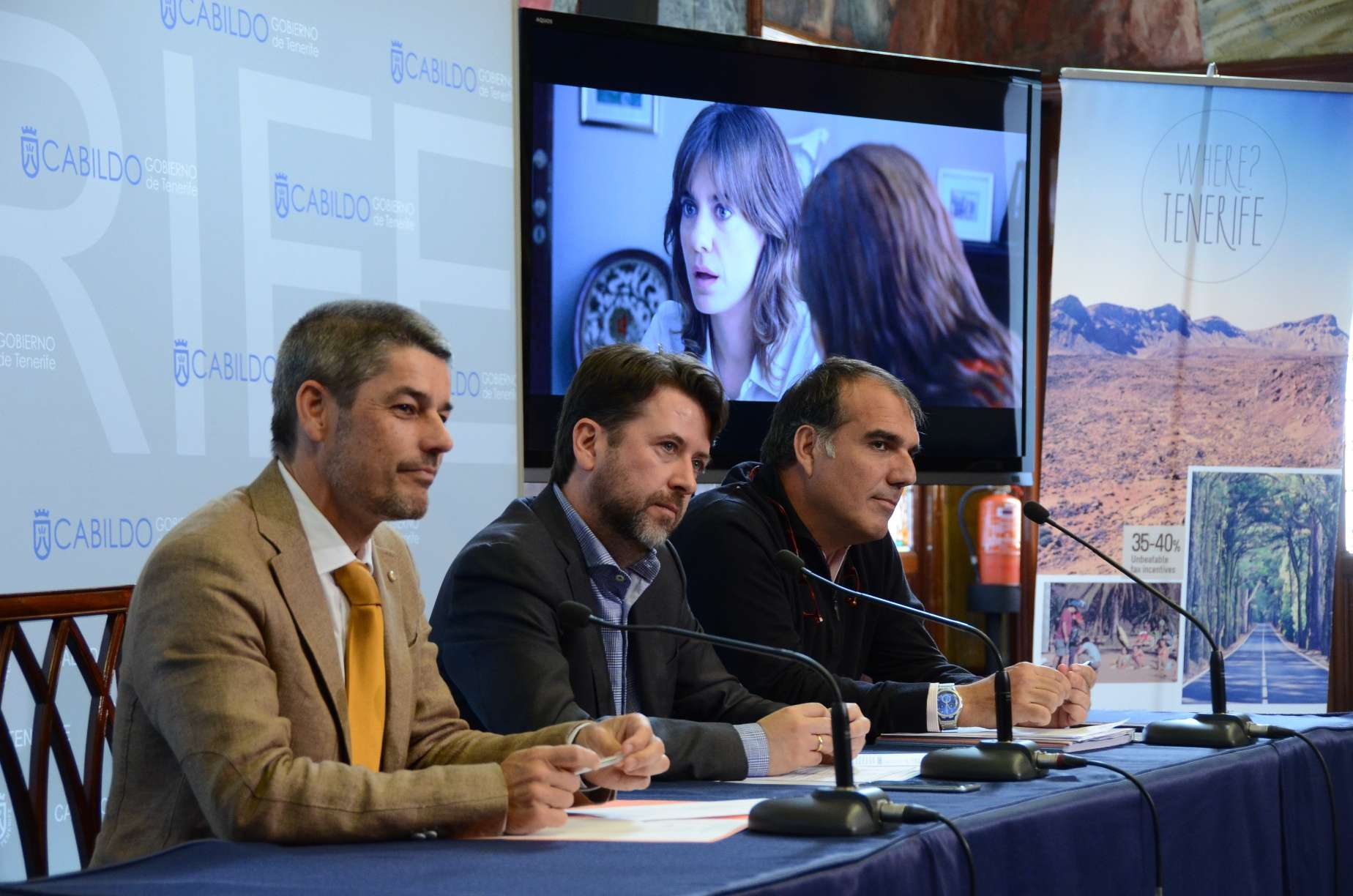 De izquierda a derecha, el consejero insular de Turismo, Alberto Bernabé; el presidente del Cabildo, Carlos Alonso, y el director de la Tenerife Film Commission, Ricardo Martínez