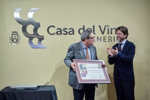 El presidente del Cabildo, Carlos Alonso, entrega el Premio San Andrés 2016 al historiador Antonio Macías