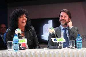 Carlos Alonso con Rosana, en la presentación de los Premios Dial