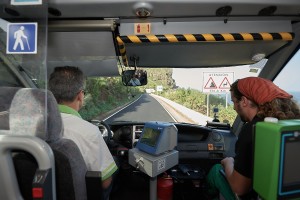 Un instante de la conducción de la nueva línea de Titsa que conecta Buenavista con Punta de Teno