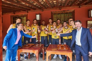 El presidente del Cabildo y el consejero de Agricultura, Ganadería y Pesca brindan con los jugadores con vino de Tenerife
