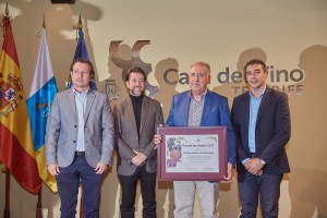 El fundador de la Bodega Suertes del Marqués, Francisco García, sostiene el diploma que le acredita como Premio San Andrés 2017 