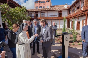 El presidente del Cabildo, Carlos Alonso, saluda a la superiora del convento, sor María Cleofé