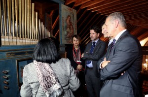 El presidente Carlos Alonso y la consejera Josefa Mesa atienden la explicación de la técnico sobre la restauración del órgano