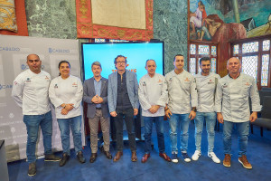 Los consejeros Jesús Morales y Alberto Bernabé junto a los cocineros que se desplazarán a Madrid Fusión