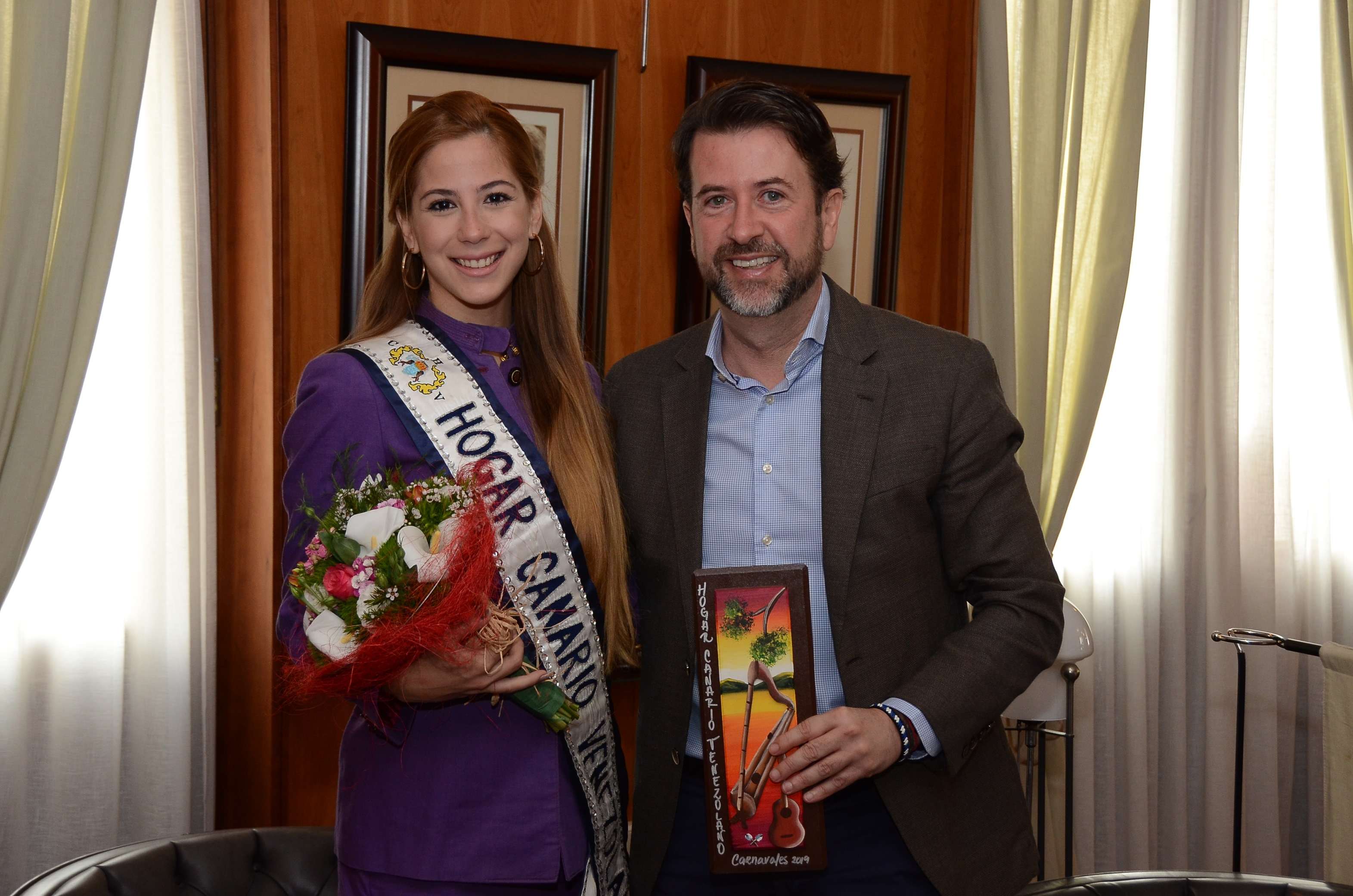 El presidente del Cabildo recibe a la Reina del Carnaval del Hogar Canario Venezolano