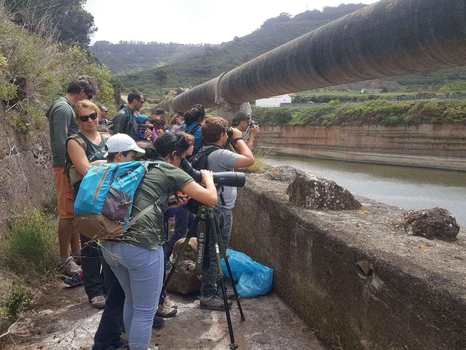 La actividad de concienciación ambiental contó con la participación de alumnos y sus familiares del CEIP Teófilo Pérez y la colaboración de SEO BirdLife