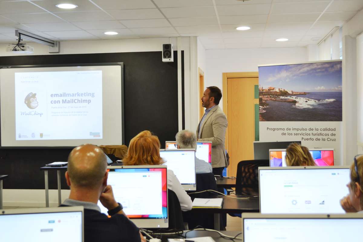 Alumnos del taller de sobre email marketing impartido por un técnico de Excelencia Turística de Tenerife