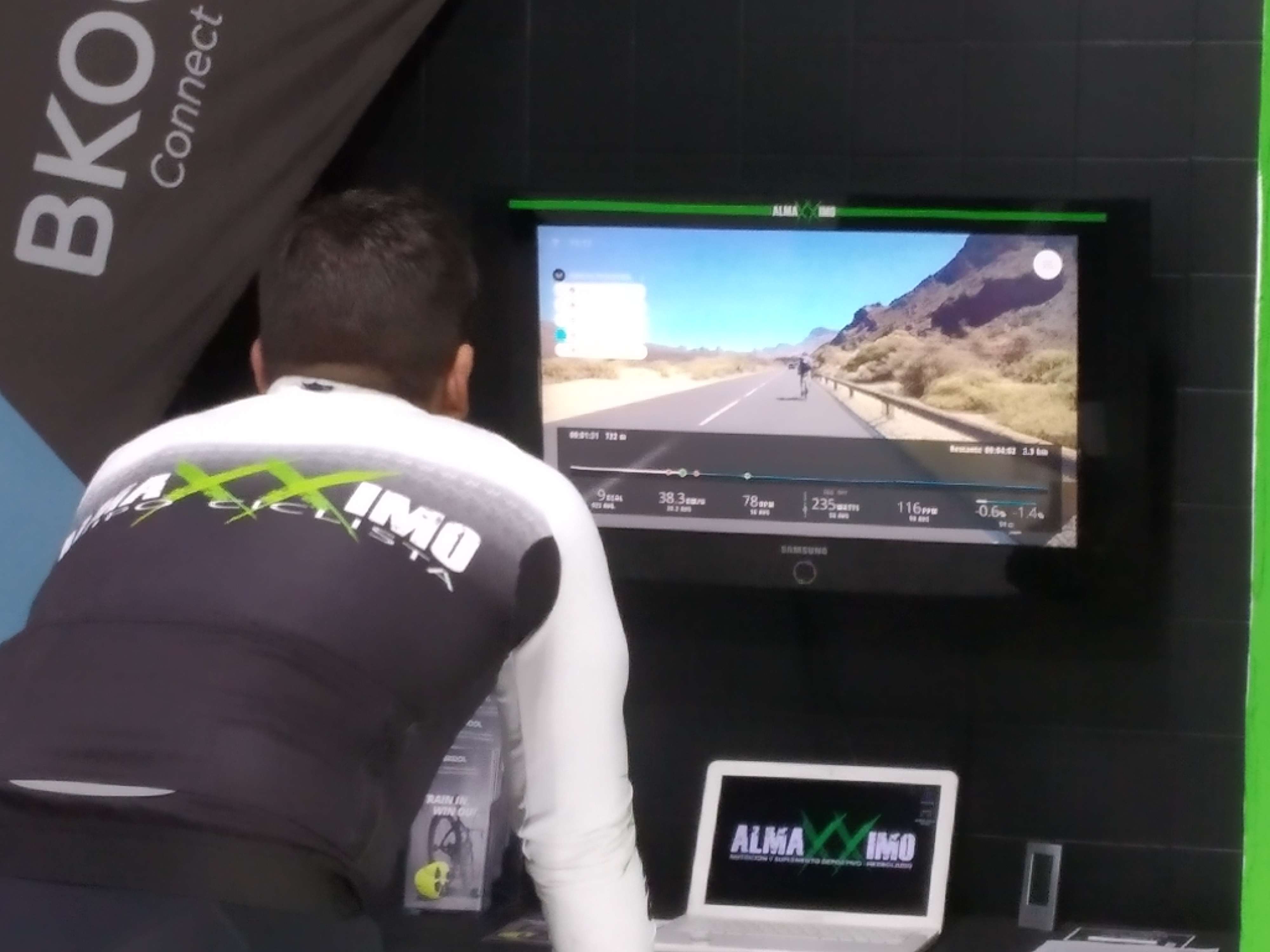 Un deportista hace una de las rutas de Tenerife en el simulador
