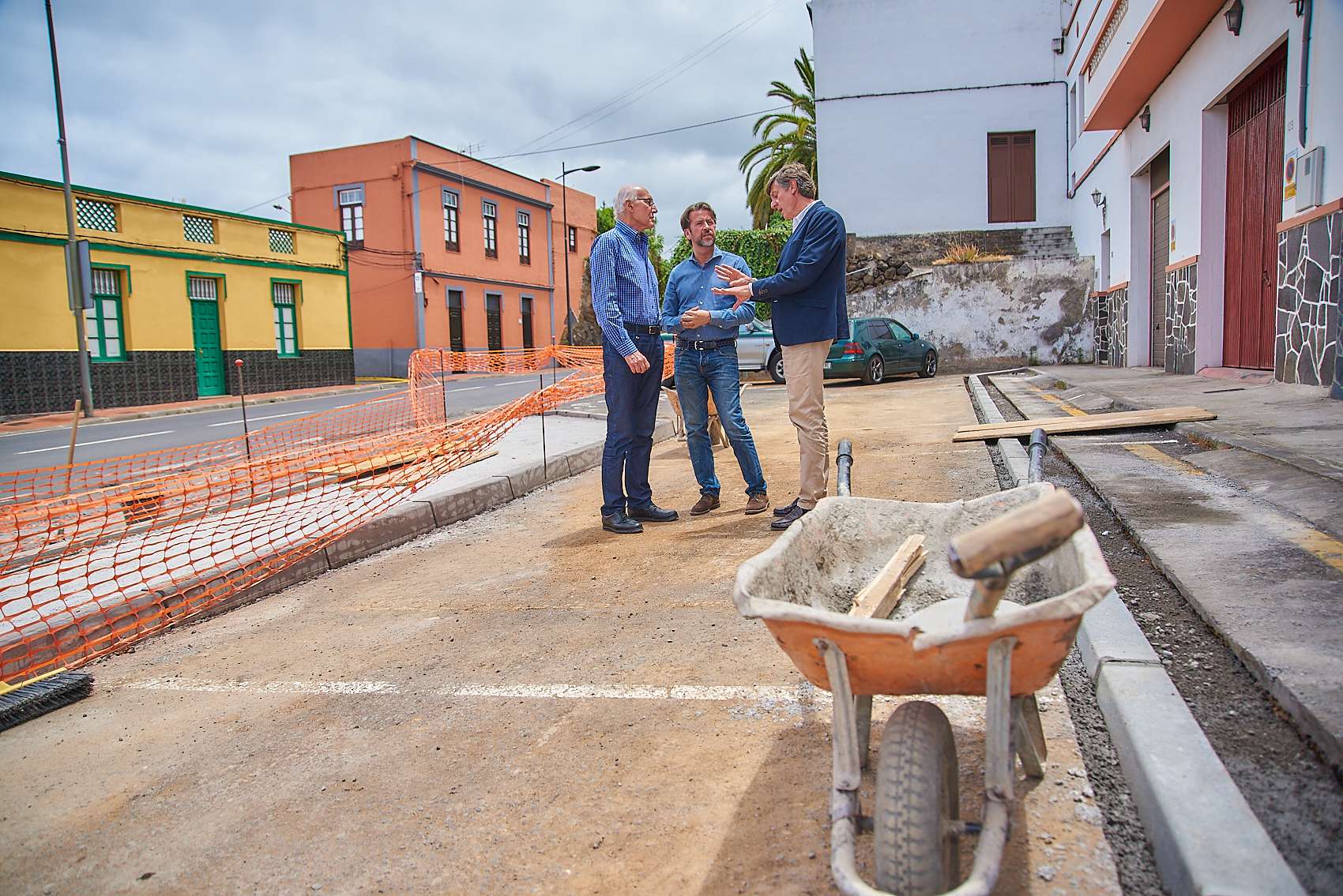 El presidente insular, Carlos Alonso, y el alcalde de Santa Úrsula, Juan Acosta, han visitado hoy, día 2, las obras a su paso por el municipio