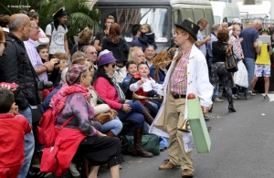 Fotografía de Harpo Marx, uno de los personajes del Carnaval de Santa Cruz, que es observado por un grupo de turistas