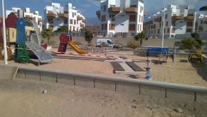 Fotografía del parque infantil instalado en la playa de La Jaquita