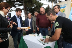 El presidente del Cabildo, Carlos Alonso, junto a los ganadores del concurso de postres con miel de Tenerife