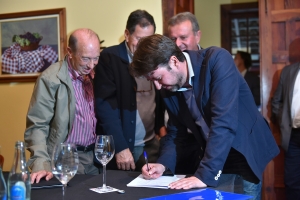 El presidente del Cabildo, Carlos Alonso, firma el documento de apoyo al sector vitivinícola