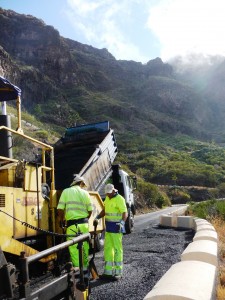 Operarios de Carreteras realizan labores de asfaltado