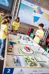 Un equipo de niños hacen una exhibición de First Lego League en la TLP Weekend Candelaria