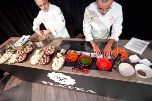 Dos cocineros hacen una demostración con productos locales de Tenerife durante la rueda de prensa celebrada en Madrid
