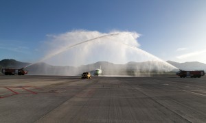 El vuelo fue recibido con un arco de agua en Tenerife Norte