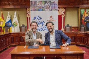 El presidente del Cabildo, Carlos Alonso, y el alcalde portuense, Lope Afonso, se dan la mano tras la firma del manifiesto