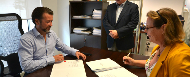 El presidente del Cabildo, Carlos Alonso, y la presidenta de Excelencia de Tenerife, Úrsula Talg, firman el convenio en presencia del gerente del Consorcio, Fernando Senante